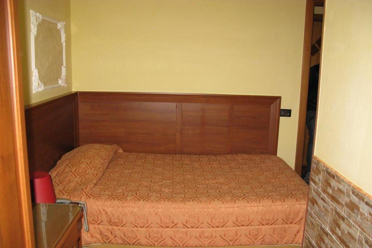 Hotel Iris Наполи Екстериор снимка